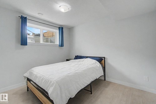 1926 Kroetsch Crescent Sw, Edmonton, AB - Indoor Photo Showing Bedroom