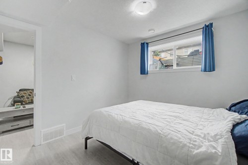1926 Kroetsch Crescent Sw, Edmonton, AB - Indoor Photo Showing Bedroom