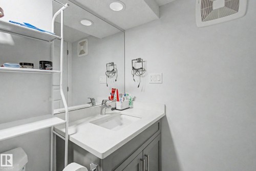 1926 Kroetsch Crescent Sw, Edmonton, AB - Indoor Photo Showing Bathroom