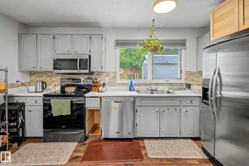48 Aspen Crescent, St. Albert, AB - Indoor Photo Showing Kitchen With Double Sink