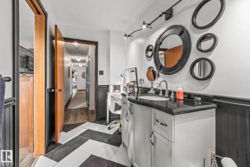 #201 10743 107 St Nw, Edmonton, AB - Indoor Photo Showing Bathroom