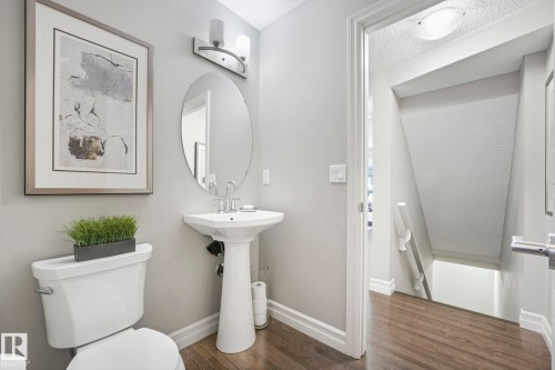 5505 3 Avenue Sw, Edmonton, AB - Indoor Photo Showing Bathroom