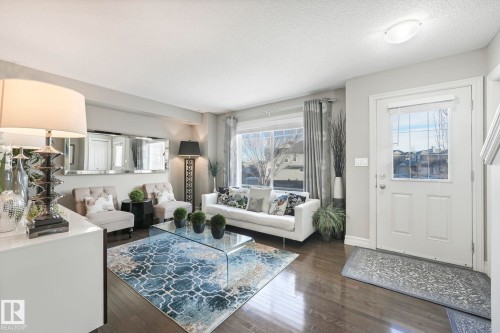 5505 3 Avenue Sw, Edmonton, AB - Indoor Photo Showing Living Room