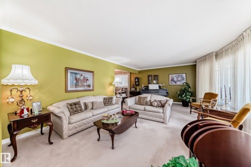 17707 84 Avenue, Edmonton, AB - Indoor Photo Showing Living Room
