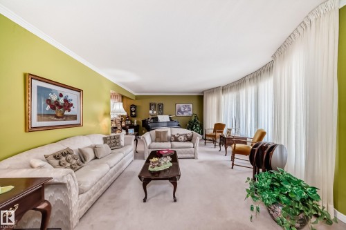 17707 84 Avenue, Edmonton, AB - Indoor Photo Showing Living Room
