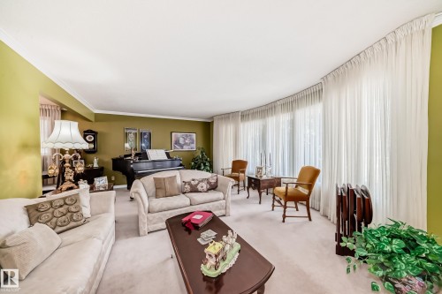 17707 84 Avenue, Edmonton, AB - Indoor Photo Showing Living Room