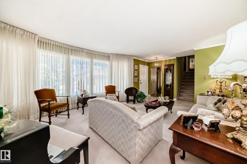 17707 84 Avenue, Edmonton, AB - Indoor Photo Showing Living Room