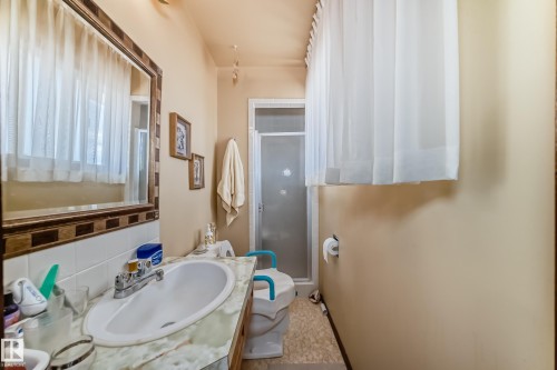 17707 84 Avenue, Edmonton, AB - Indoor Photo Showing Bathroom