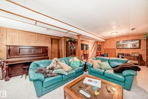 17707 84 Avenue, Edmonton, AB - Indoor Photo Showing Living Room
