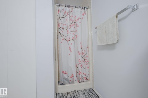 7011 190 Street Nw, Edmonton, AB - Indoor Photo Showing Bathroom