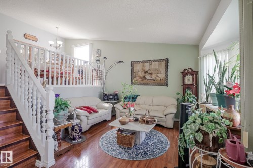 7011 190 Street Nw, Edmonton, AB - Indoor Photo Showing Living Room