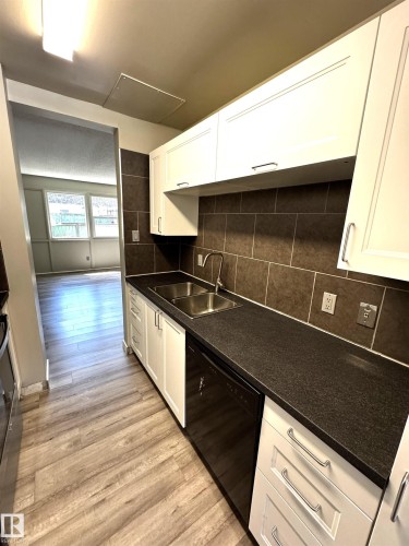 404 Village On The Green Nw, Edmonton, AB - Indoor Photo Showing Kitchen With Double Sink