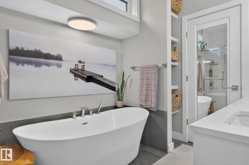 14011 101 Avenue Nw, Edmonton, AB - Indoor Photo Showing Bathroom
