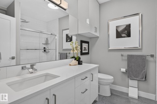 14011 101 Avenue Nw, Edmonton, AB - Indoor Photo Showing Bathroom
