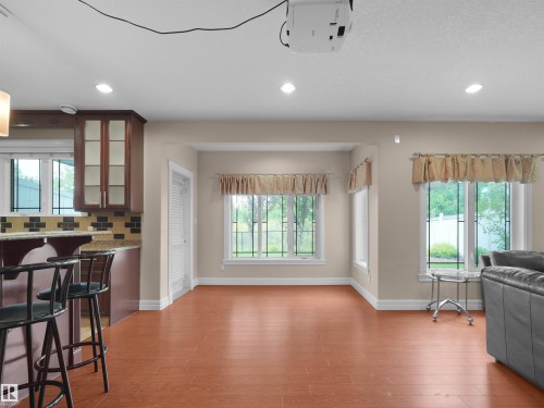 Spacious living area featuring wood-finish flooring and abundant natural light - 3136 35 Avenue Nw, Edmonton, AB - Indoor