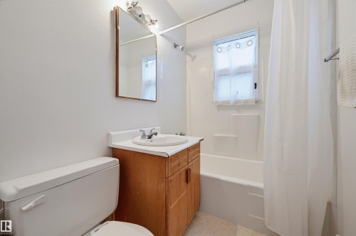 9728 89 Avenue Nw, Edmonton, AB - Indoor Photo Showing Bathroom