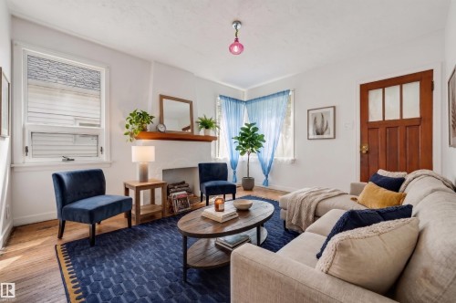 9728 89 Avenue Nw, Edmonton, AB - Indoor Photo Showing Living Room