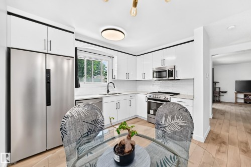 8033 27 Avenue Nw, Edmonton, AB - Indoor