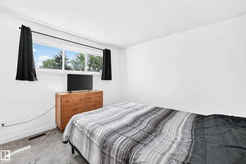 8033 27 Avenue Nw, Edmonton, AB - Indoor Photo Showing Bedroom