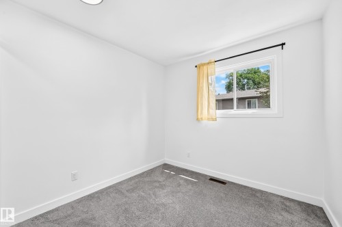 8033 27 Avenue Nw, Edmonton, AB - Indoor Photo Showing Other Room