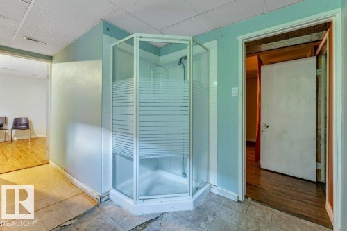 4337 38 Street Nw, Edmonton, AB - Indoor
