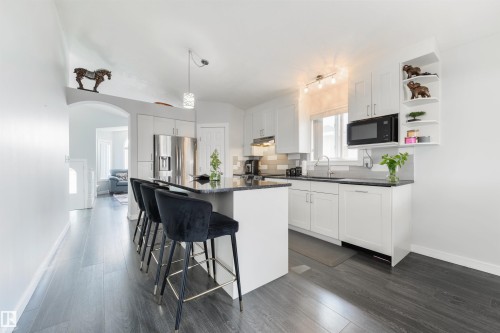 417 Hollick-Kenyon Road Nw, Edmonton, AB - Indoor Photo Showing Kitchen With Upgraded Kitchen