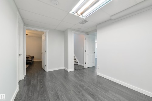 417 Hollick-Kenyon Road Nw, Edmonton, AB - Indoor Photo Showing Other Room