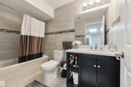 417 Hollick-Kenyon Road Nw, Edmonton, AB - Indoor Photo Showing Bathroom