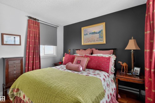 53 Lancaster Terrace Nw, Edmonton, AB - Indoor Photo Showing Bedroom