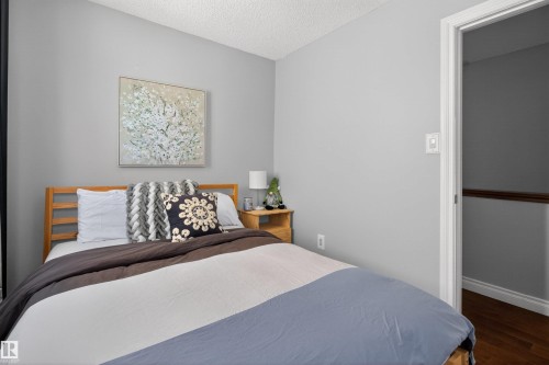 53 Lancaster Terrace Nw, Edmonton, AB - Indoor Photo Showing Bedroom