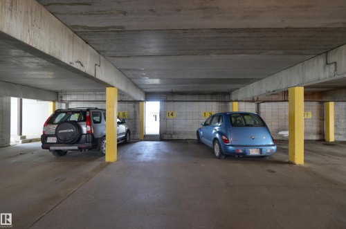 53 Lancaster Terrace Nw, Edmonton, AB - Indoor Photo Showing Garage