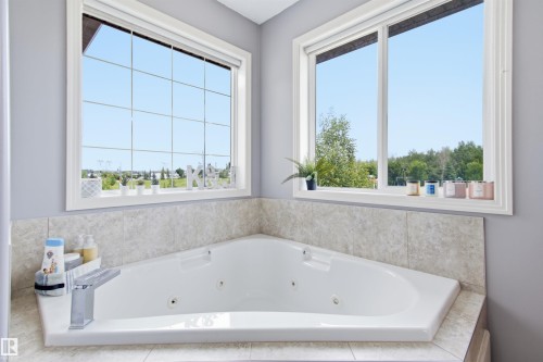 8203 5 Avenue Sw, Edmonton, AB - Indoor Photo Showing Bathroom