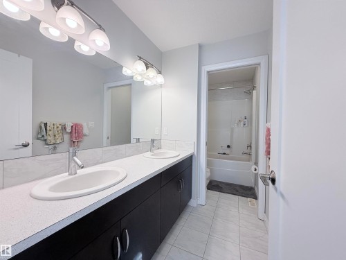 Bathroom - 5876 168 Avenue Nw, Edmonton, AB - Indoor Photo Showing Bathroom