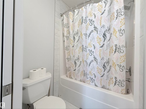 Bathroom - 5876 168 Avenue Nw, Edmonton, AB - Indoor Photo Showing Bathroom