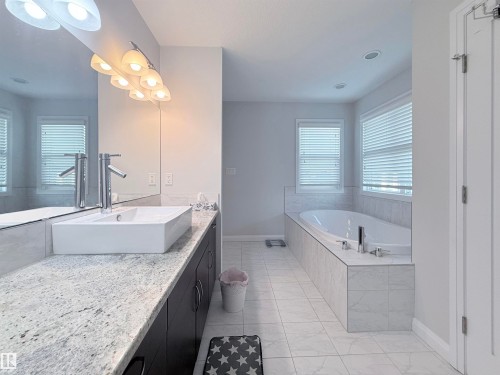 Bathroom - 5876 168 Avenue Nw, Edmonton, AB - Indoor Photo Showing Bathroom