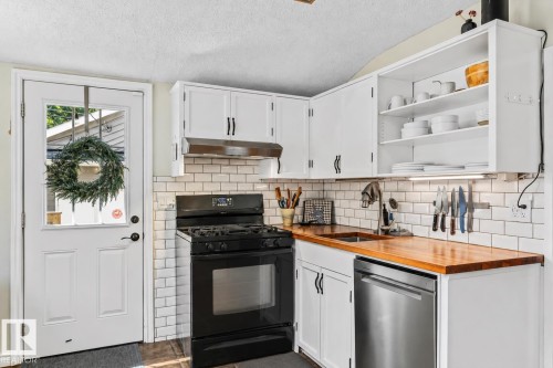 11328 65 Street Nw, Edmonton, AB - Indoor Photo Showing Kitchen