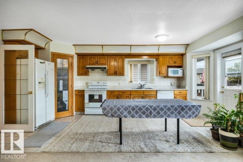 3135 34B Avenue Nw, Edmonton, AB - Indoor Photo Showing Kitchen