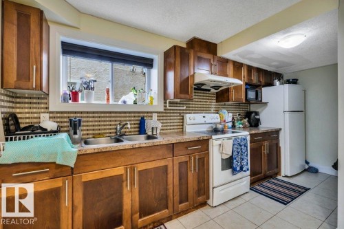 3135 34B Avenue Nw, Edmonton, AB - Indoor Photo Showing Kitchen With Double Sink