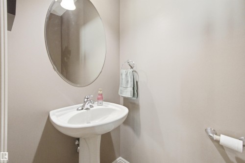 12429 17A Avenue Sw, Edmonton, AB - Indoor Photo Showing Bathroom