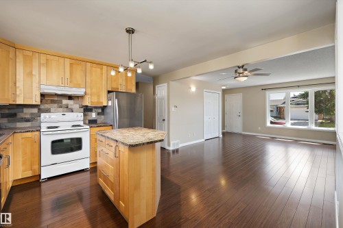 7540 152C Avenue Nw, Edmonton, AB - Indoor Photo Showing Kitchen