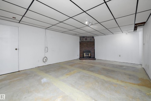 7540 152C Avenue Nw, Edmonton, AB - Indoor Photo Showing Garage