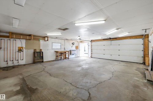 7540 152C Avenue Nw, Edmonton, AB - Indoor Photo Showing Garage