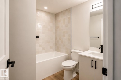 10546 72 Avenue Nw, Edmonton, AB - Indoor Photo Showing Bathroom