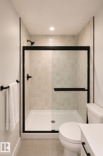 10546 72 Avenue Nw, Edmonton, AB - Indoor Photo Showing Bathroom