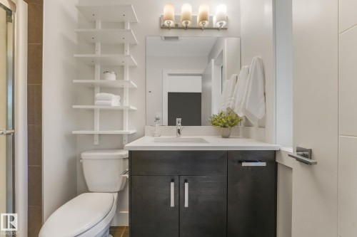 10433 70 Avenue Nw, Edmonton, AB - Indoor Photo Showing Bathroom