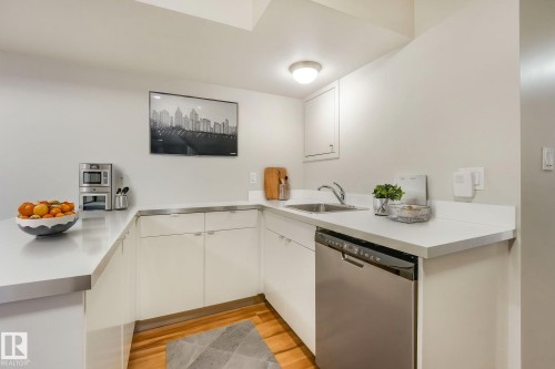 10433 70 Avenue Nw, Edmonton, AB - Indoor Photo Showing Kitchen