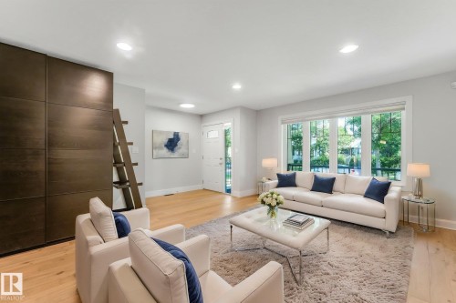 10433 70 Avenue Nw, Edmonton, AB - Indoor Photo Showing Living Room