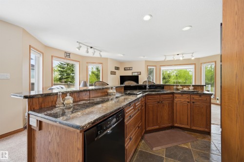 777 Butterworth Drive Nw, Edmonton, AB - Indoor Photo Showing Kitchen