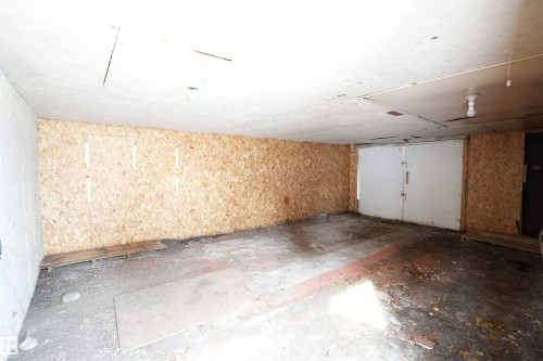 12235 St Albert Trail Nw, Edmonton, AB - Indoor Photo Showing Garage
