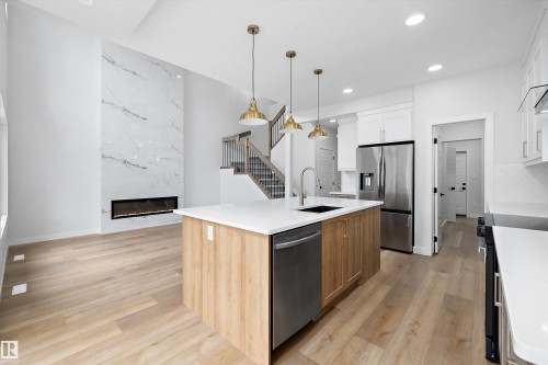 Kitchen - 919 Elderberry Landing Nw, Edmonton, AB - Indoor Photo Showing Kitchen With Upgraded Kitchen